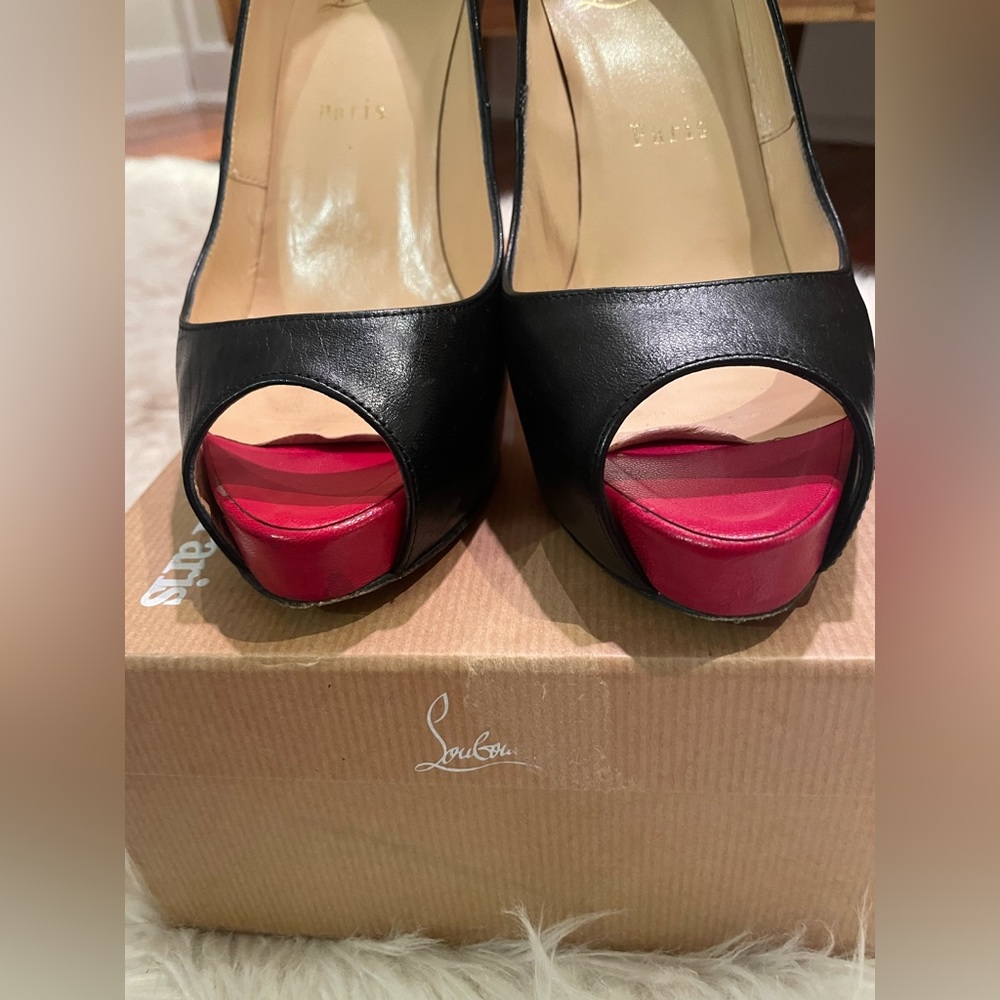 Christian Louboutin simple peep toe pump. Black kid leather. Size 37.5. - Picture 5 of 9